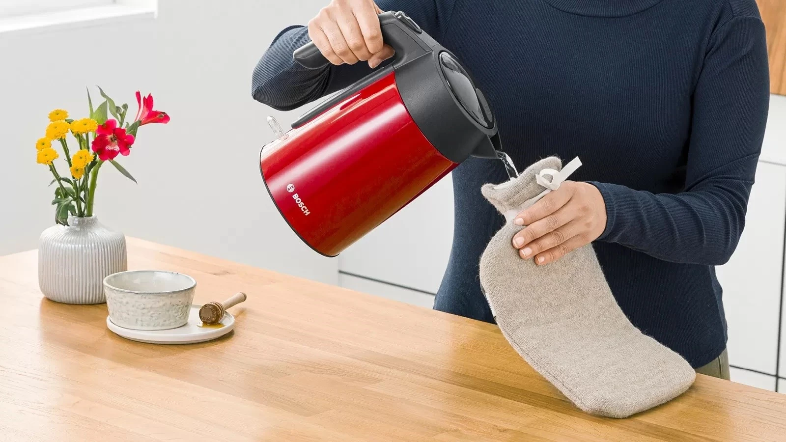 Električni kuhalnik vode Bosch TWK7L464, 1,7 L, 2400 W, rdeč