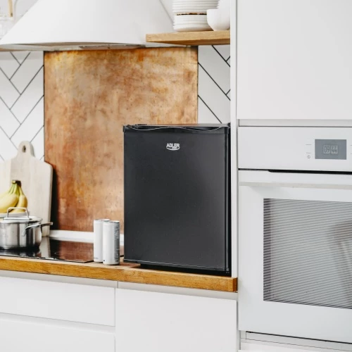 Mini hladilnik Adler AD 8089, 28 L, steklena polica, LED luč, 100-240V, črn