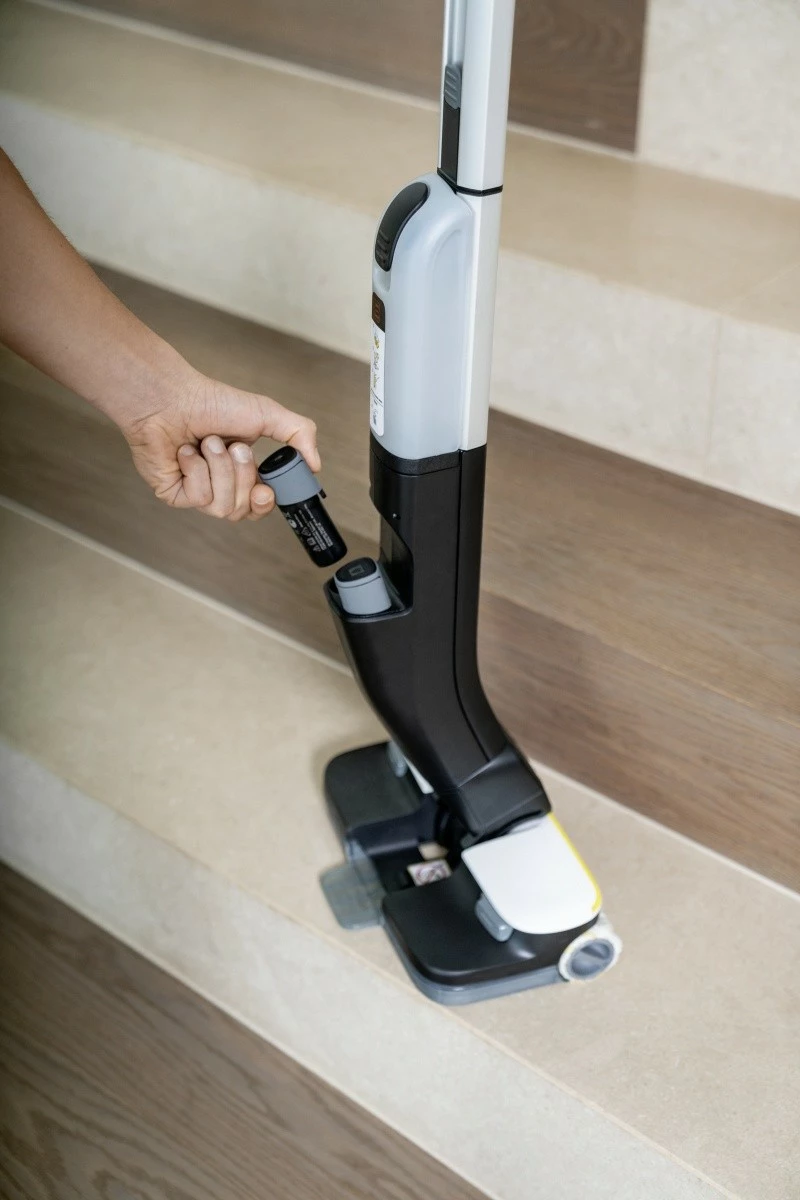 Električni mop Karcher FC 4-4 Battery Set INT 1.056-400.0, črn/srebrn/bel, komplet z dodatki