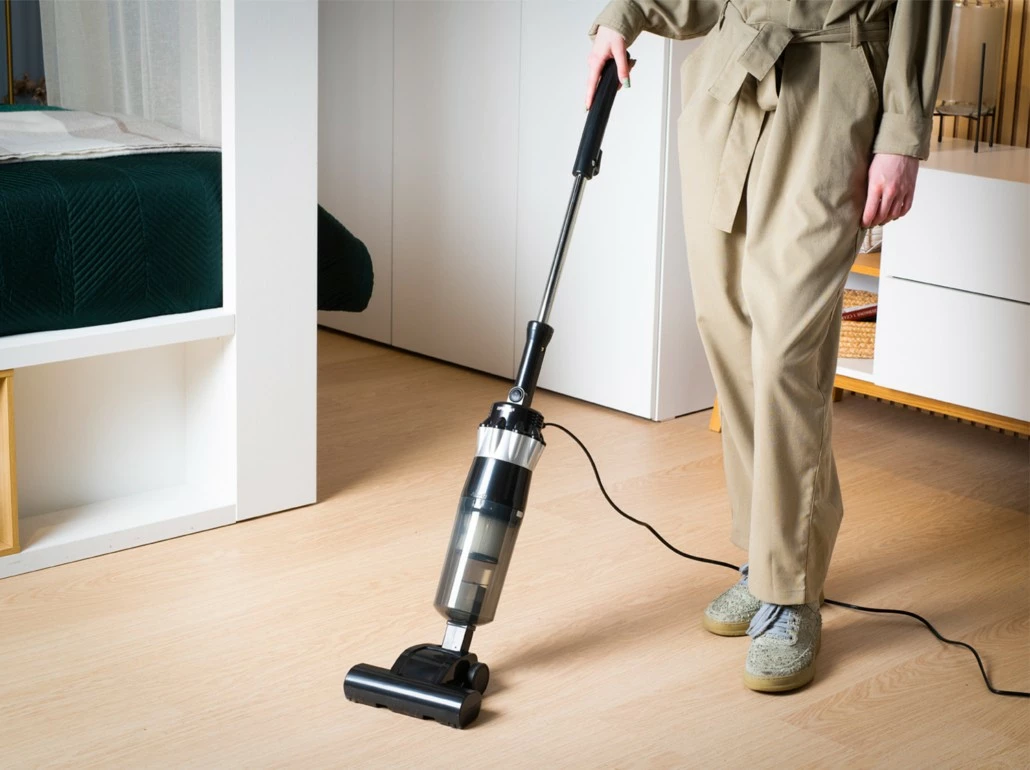 Vertikalni sesalnik PRIME3 SVC12, brez vrečke, 1,5 L, 800 W, črn/srebrn