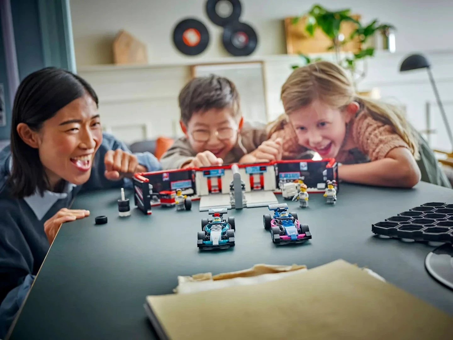 F1 garaža in dirkalna avtomobila Mercedes‑AMG in Alpine, LEGO City 60444