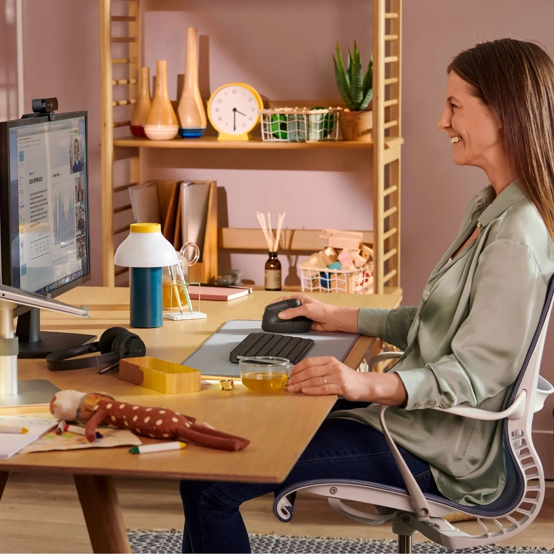 Ergonomski miš za desno roko Logitech Lift, grafit