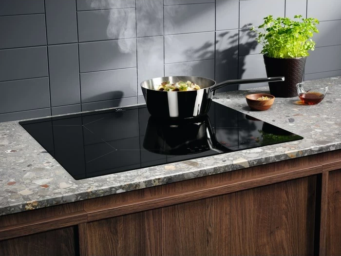 Indukcijska plošča Electrolux LIL61434C, 59 cm, 4 kuhališča, črna, za vgradnjo