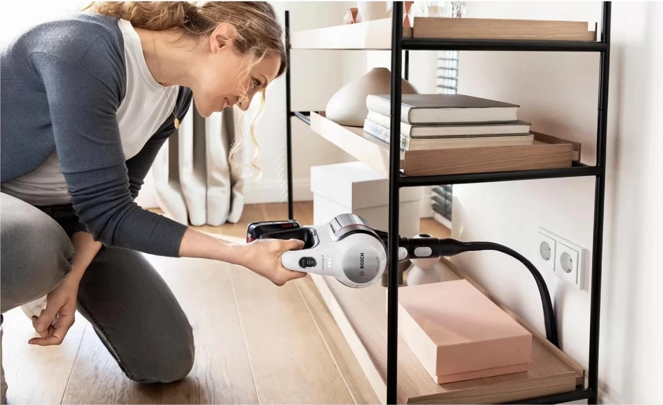 Vertikalni sesalnik brez kabla Bosch Unlimited 7 BCS711XXL, 0,3 L, belo-črn