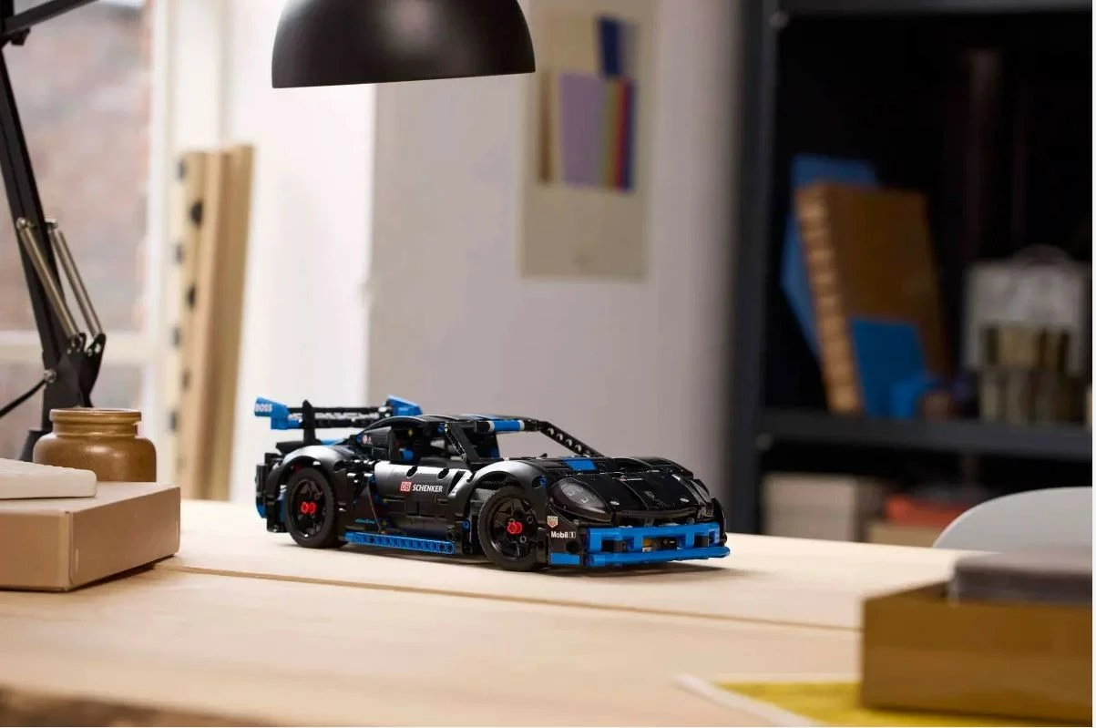 Set za sestavljanje LEGO Technic Porsche GT4 e-Performance Racing Car 42176, 834 kosov, črno/moder