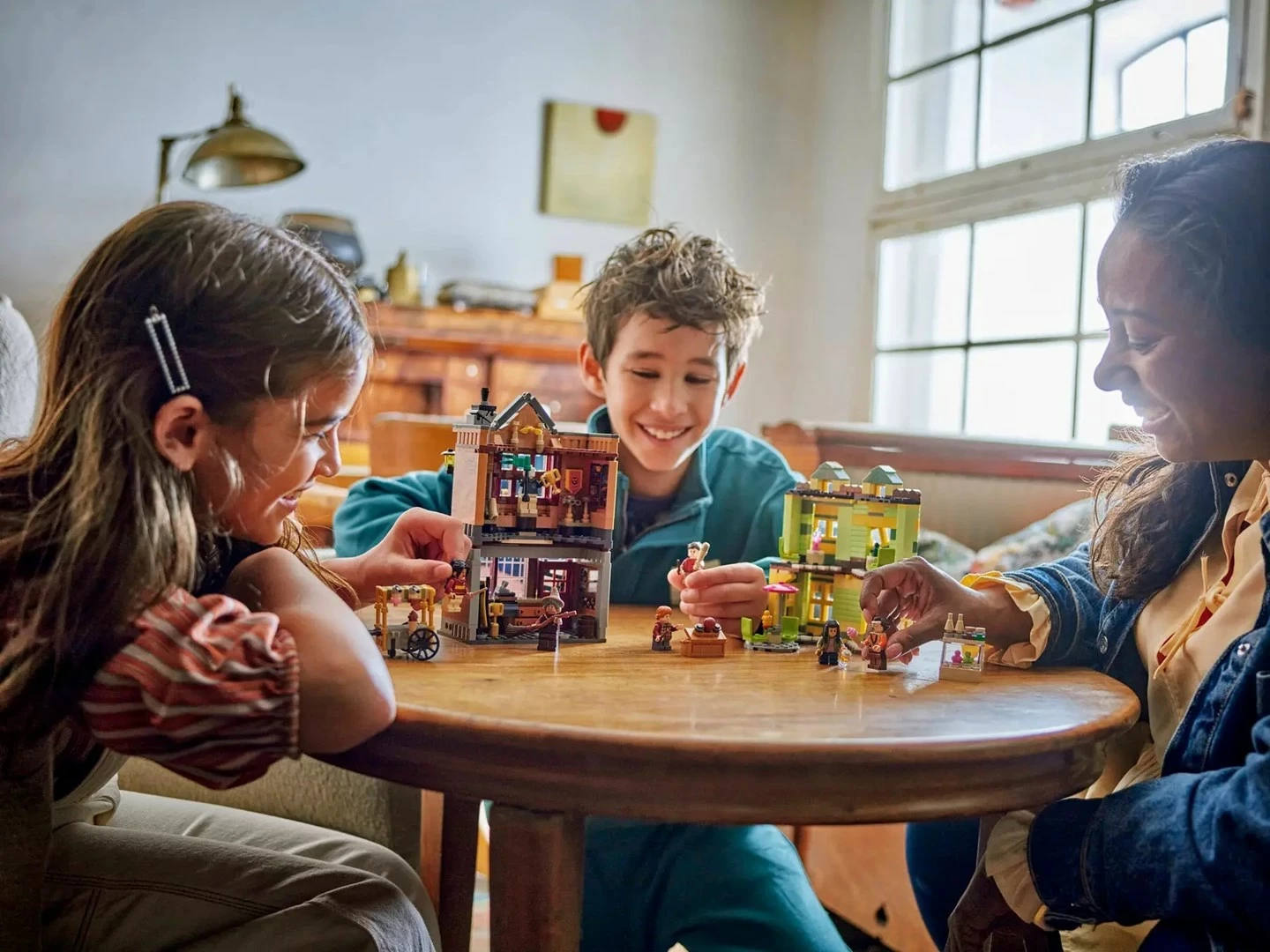 Set gradnikov Harry Potter Quality Quidditch Supplies & Ice Cream Parlour, LEGO 76452, 795 kosov, s 6 minifigurami