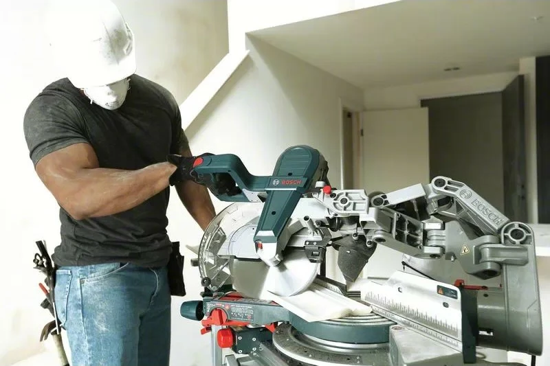 Krožna žaga z drsno mizo Bosch GCM 10 GDJ, brezkrtačna, 5000 RPM, enostranski poševni rez