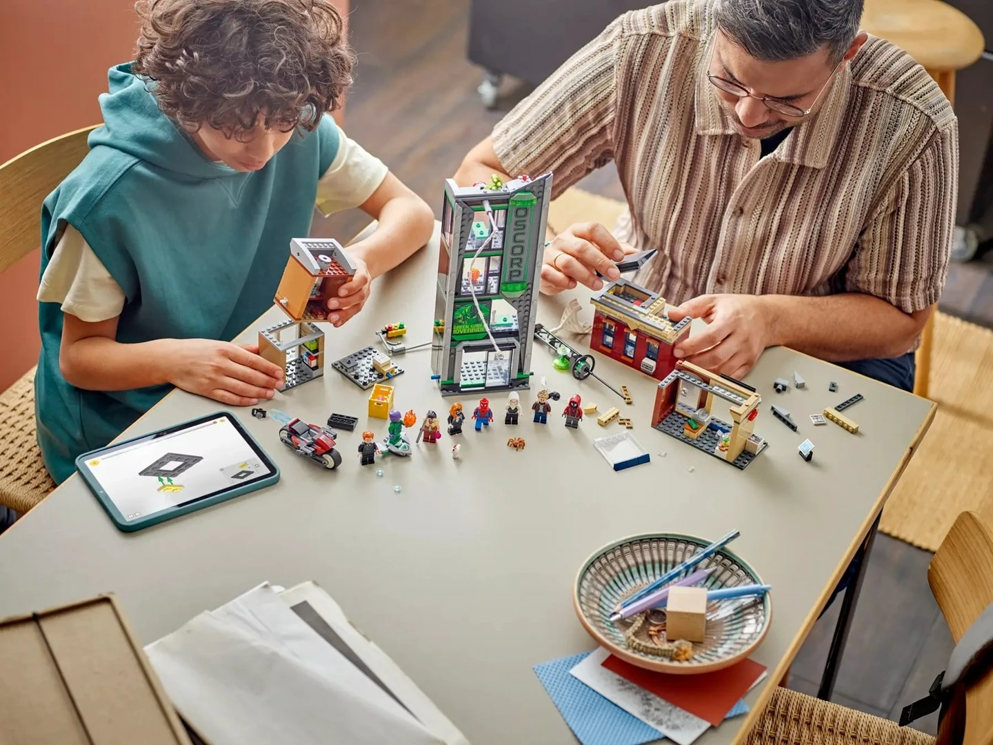 Set gradnje Spider-Man vs. Oscorp LEGO Marvel 76324, 8 minifigur