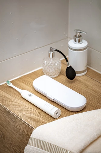 Sonična zobna ščetka Adler CR 2173, 48.000 gibov/min, 3 načini, IPX7, 180 min baterija, bela, komplet z 2 glavama + potovalna škatla