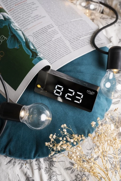 Alarmna ura Adler AD 1189, LED s prikazom temperature prostora, 3 načini alarma, USB + 3x AAA, črna