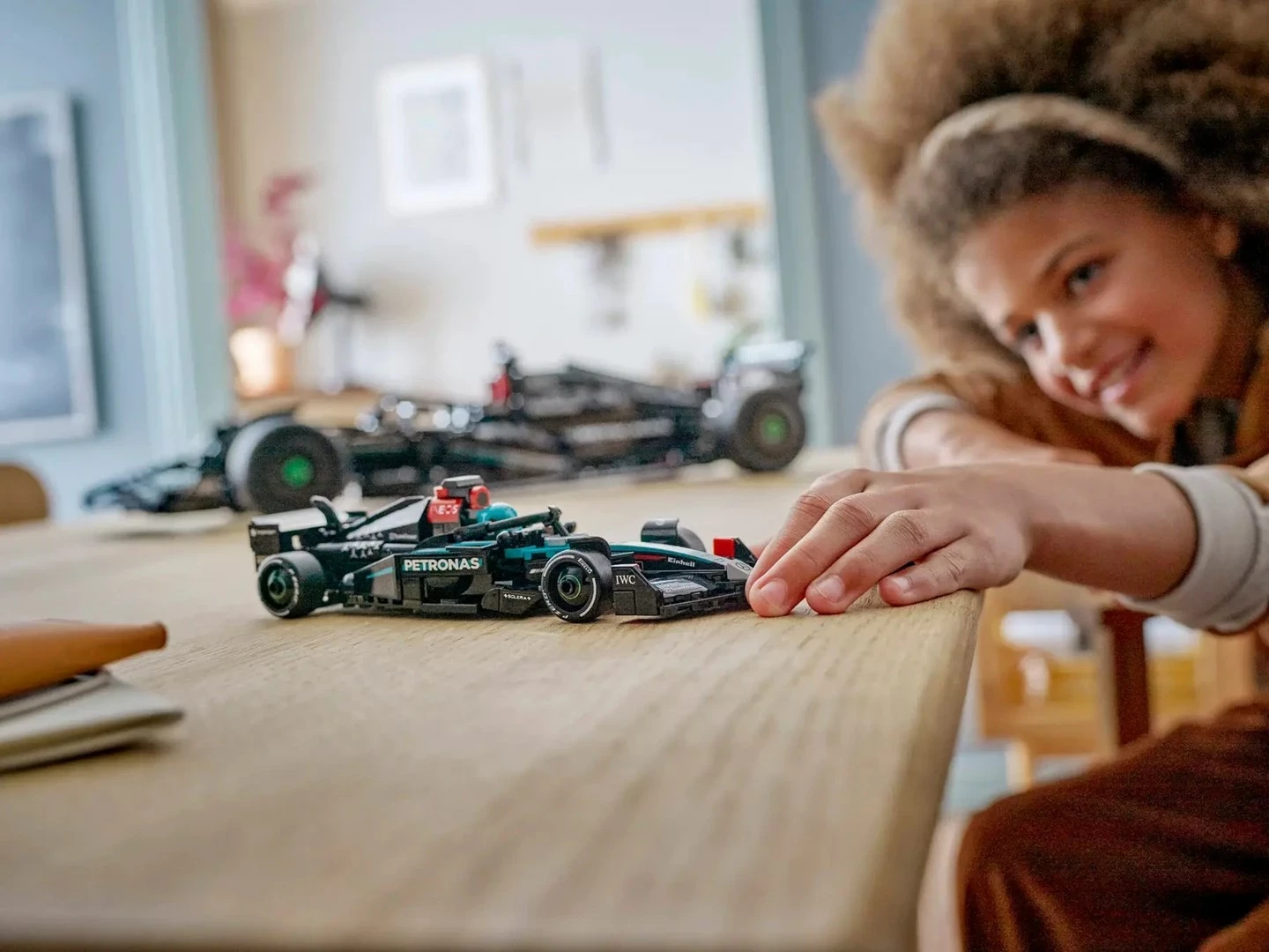 Model dirkalnega avtomobila Mercedes-AMG F1 W15, LEGO Speed Champions 77244, 267 delov, z minifiguro