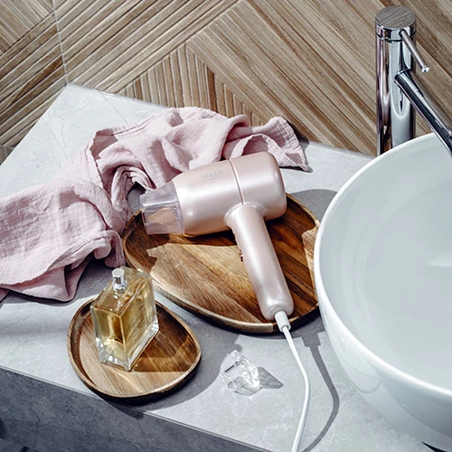 Sušilnik za lase Adler AD 2279p, 1600–1800 W, 2 hitrosti, 2 temperature, ionizacija, kabel 1,8 m, rožnat