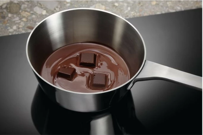 Indukcijska kuhalna plošča Electrolux LIV63431BK, 60 cm, črna