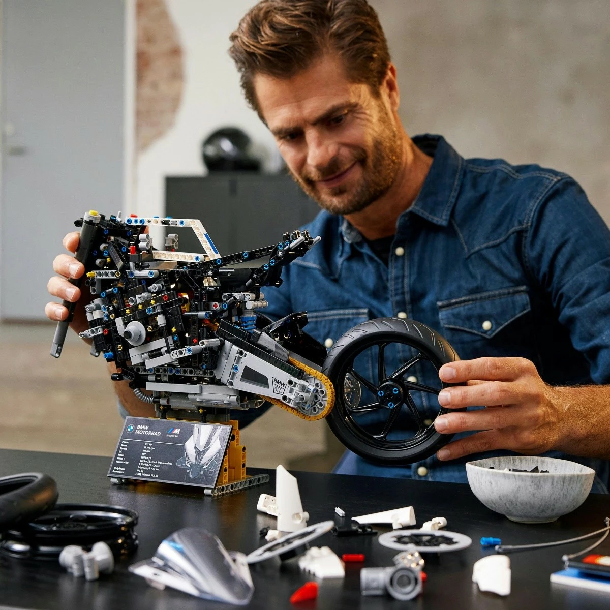 Model motocikla v merilu 1:5 LEGO Technic BMW M 1000 RR, 1920 delov, za odrasle