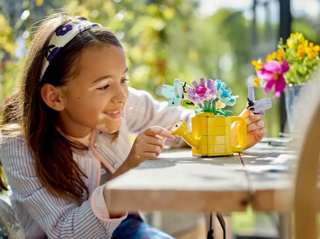 Gradbeni set 3-v-1, 420 delov, plastika — LEGO Creator 31149 Flowers in a Watering Can