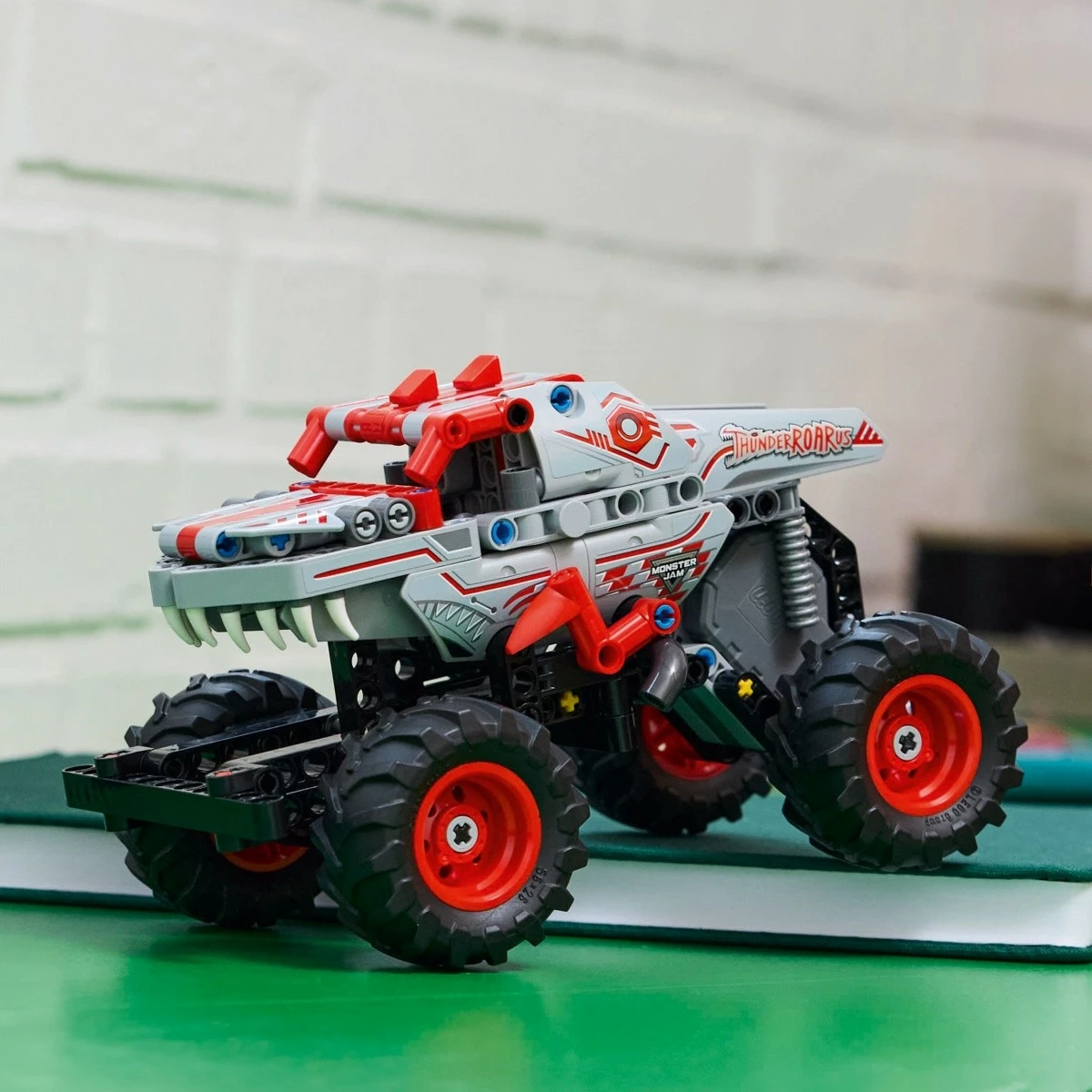 Set za sestavljanje LEGO Technic Monster Jam ThunderROARus 42200, 232 delov, z vlečnim mehanizmom (pull-back)