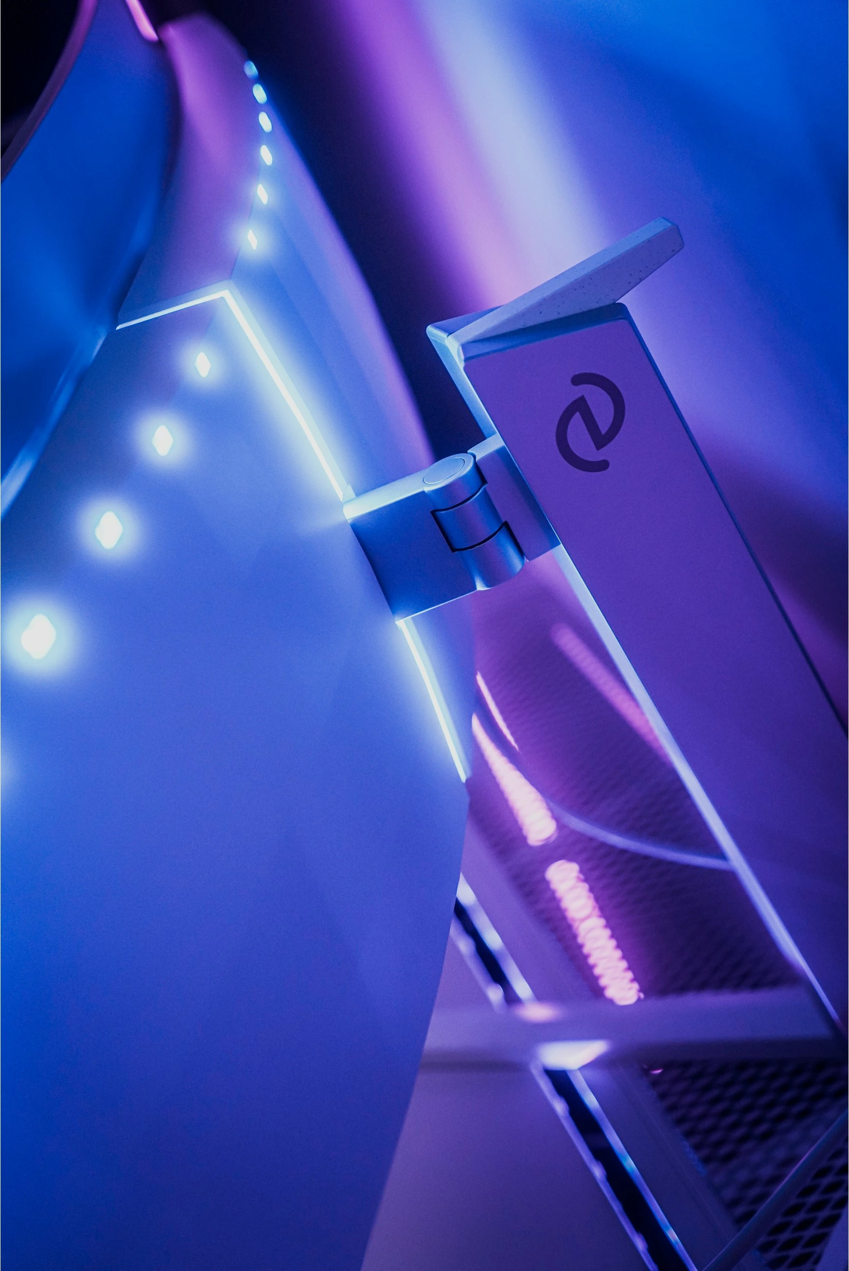 Ultraširok QD-OLED zaslon 49 inč, 5120x1440, 32:9, Ambilight, USB-C - Philips 49M2C8900, bel