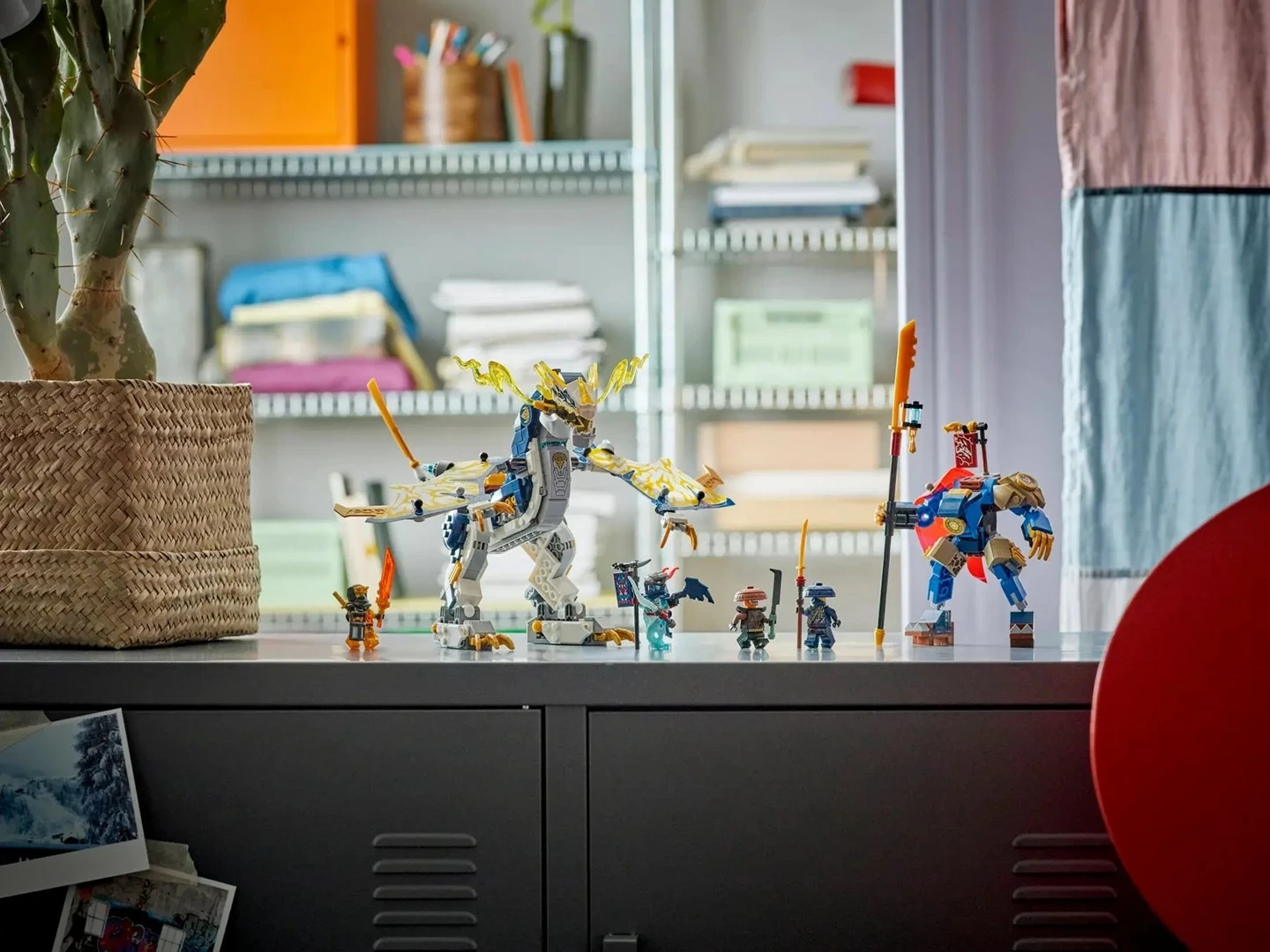 Komplet mehaničnega zmaja Rogue’s Mech Dragon Rider, LEGO NINJAGO 71843, s 4 minifigurami