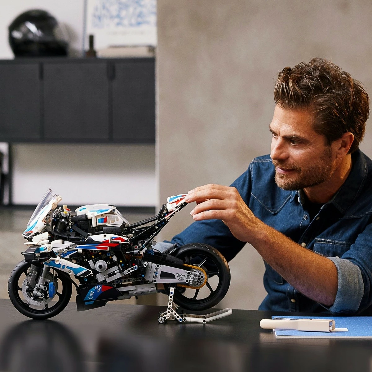 Model motocikla v merilu 1:5 LEGO Technic BMW M 1000 RR, 1920 delov, za odrasle