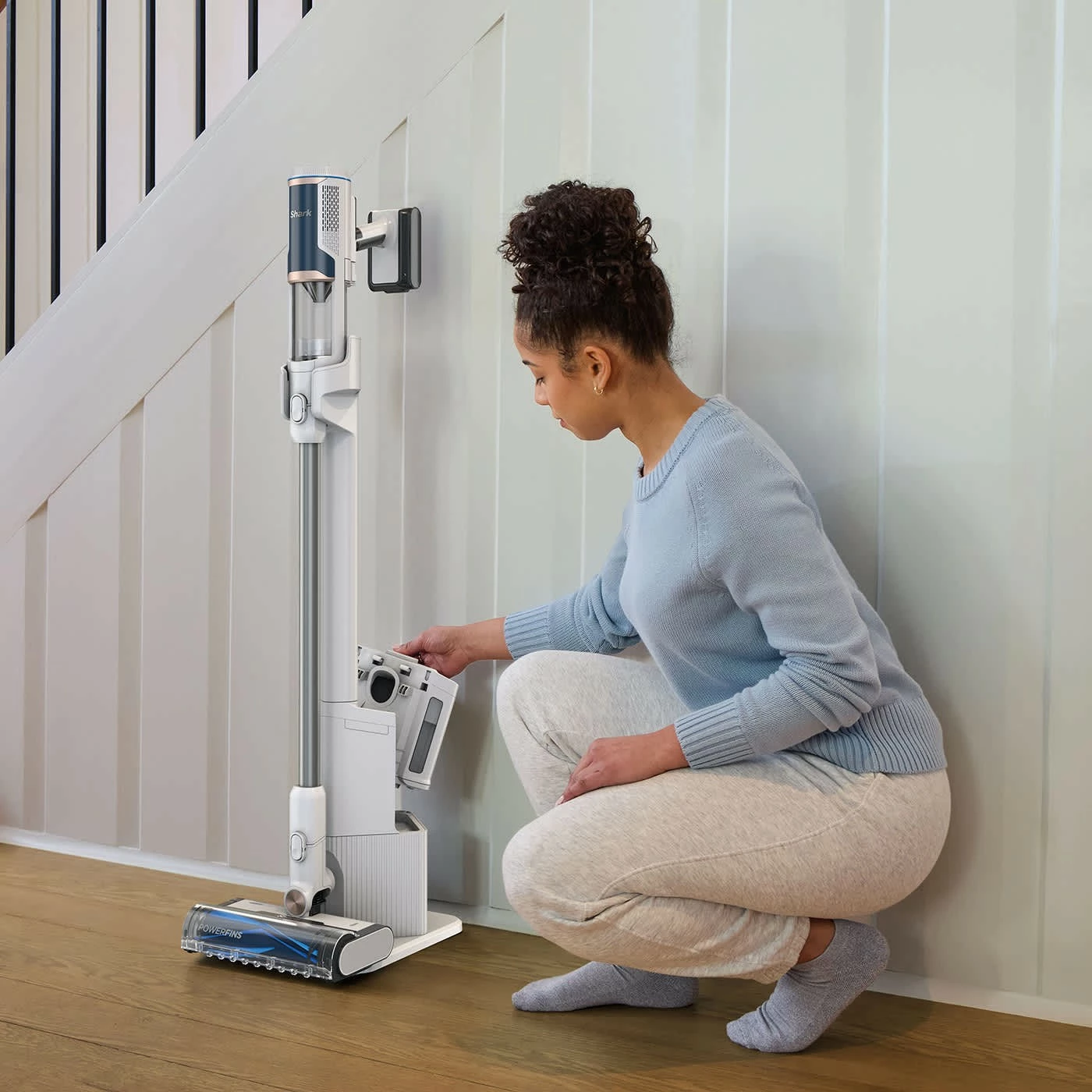 Sesalnik 2-v-1 brez vrečke, Shark BU3521EU, moder, bel