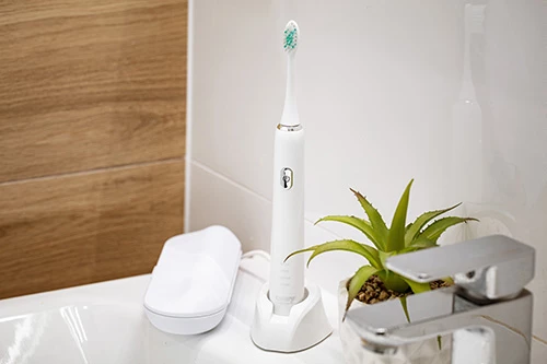 Sonična zobna ščetka Adler CR 2173, 48.000 gibov/min, 3 načini, IPX7, 180 min baterija, bela, komplet z 2 glavama + potovalna škatla