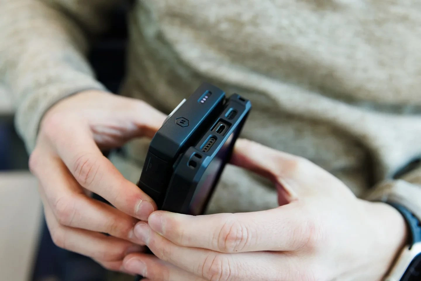 Power bank 10000 mAh brezžični, Titanium, Urban Armor Gear 9B4411114036