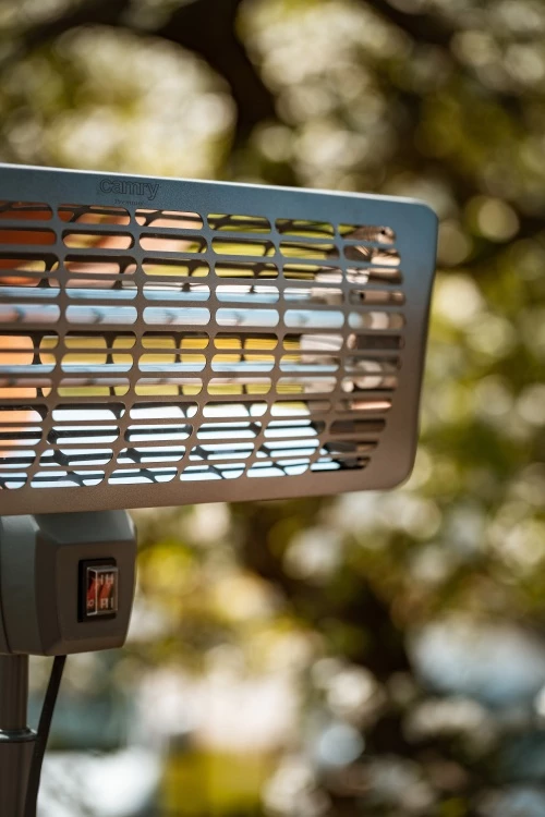 Stoječi grelec za teraso Adler Camry CR 7737, 1000/2000 W, kvarčni grelci, IP24, 14 m², višina 157–202 cm, siv