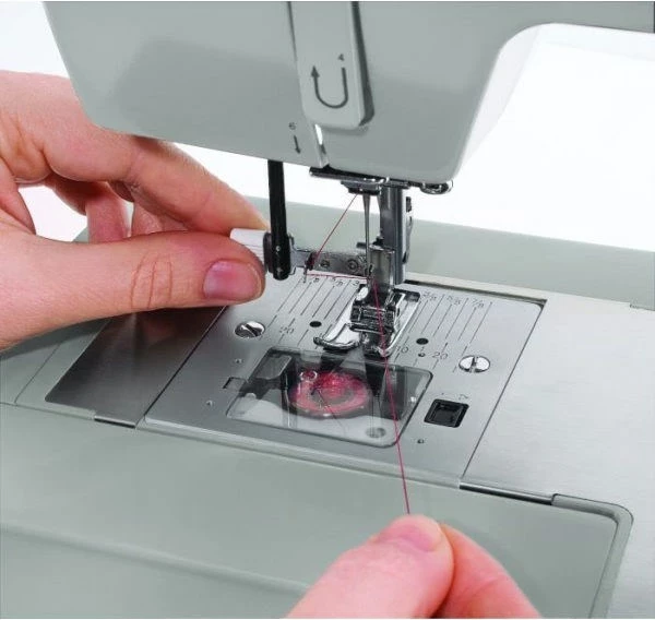 Šivalni stroj Singer 4423, električni, siv