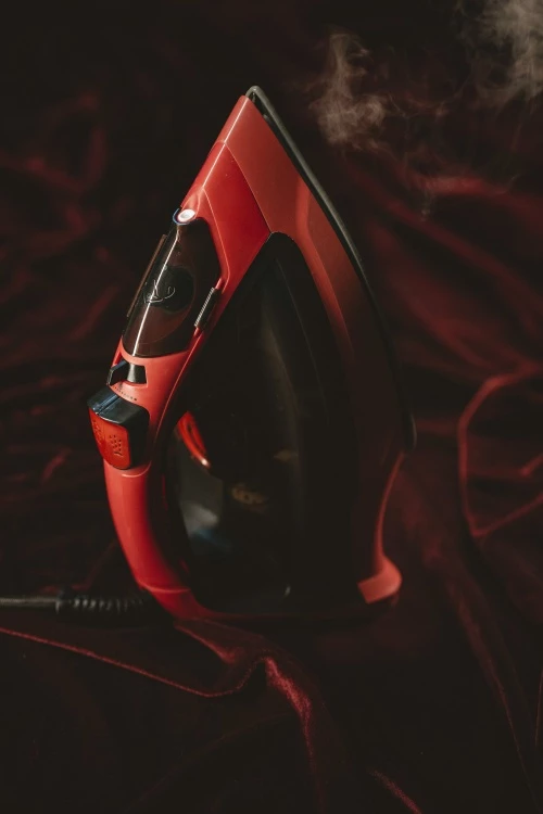 Parni likalnik Adler MS5031, 3000 W, keramična podloga, 400 ml, rdeče/črn