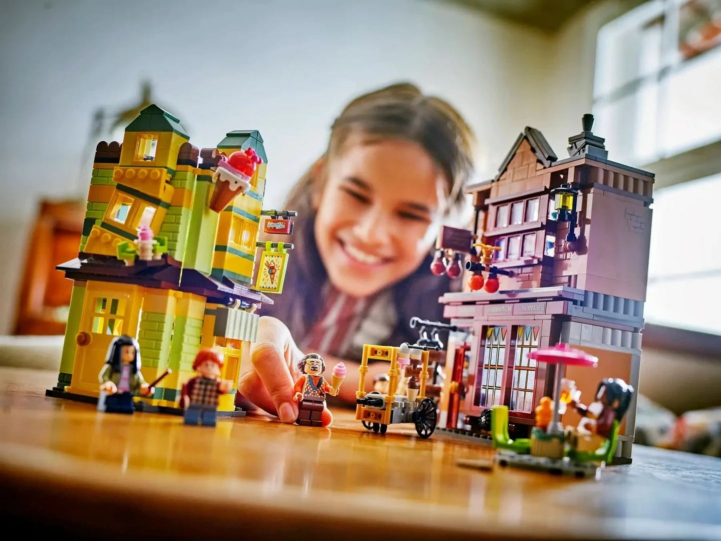 Set gradnikov Harry Potter Quality Quidditch Supplies & Ice Cream Parlour, LEGO 76452, 795 kosov, s 6 minifigurami